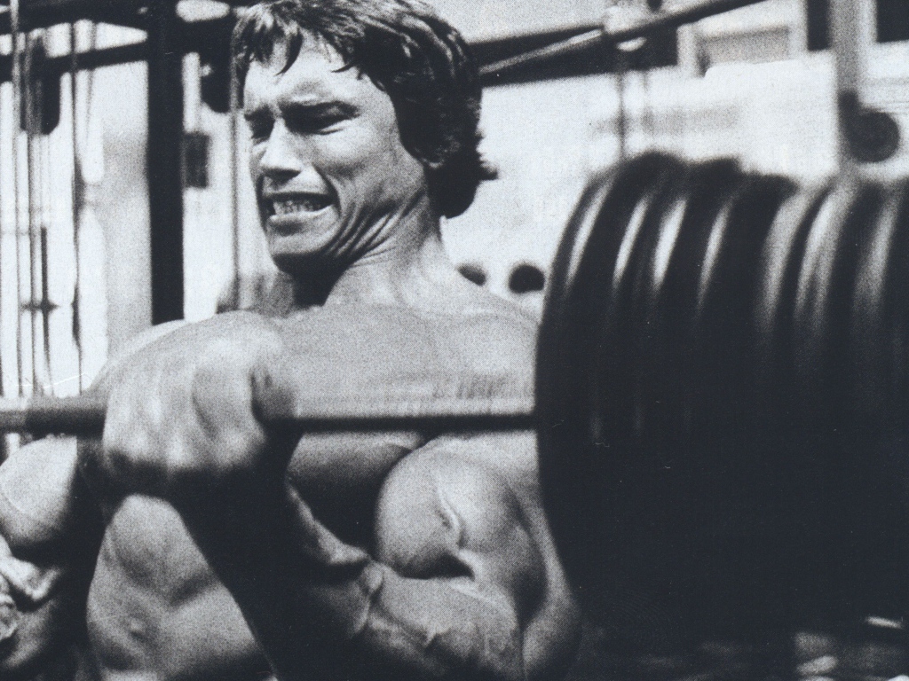 Арнольд Шварценеггер с штангой