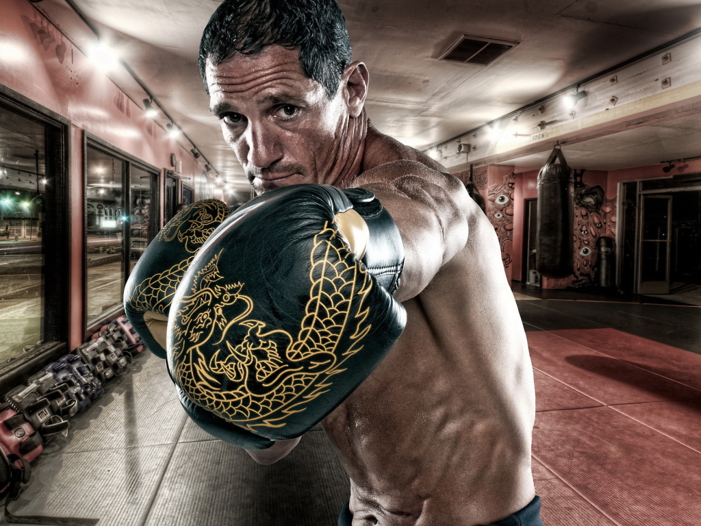 Боксер на тренировке