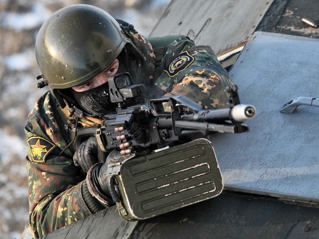 Спецназовец с пулеметом