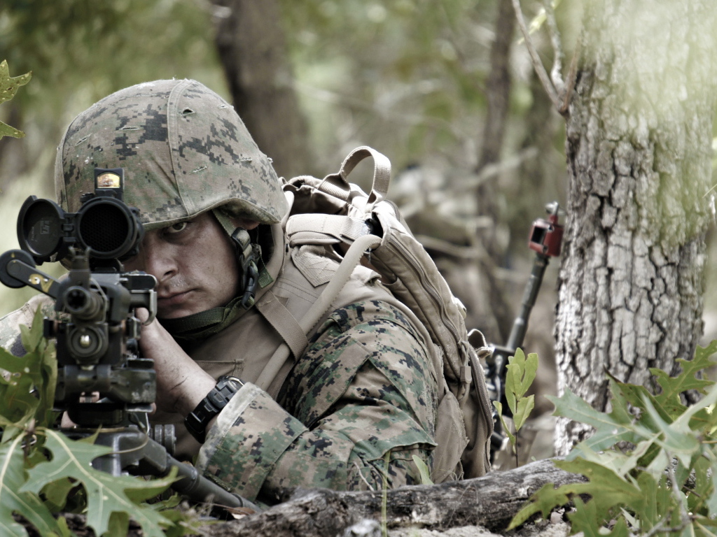 Солдат целится из винтовки
