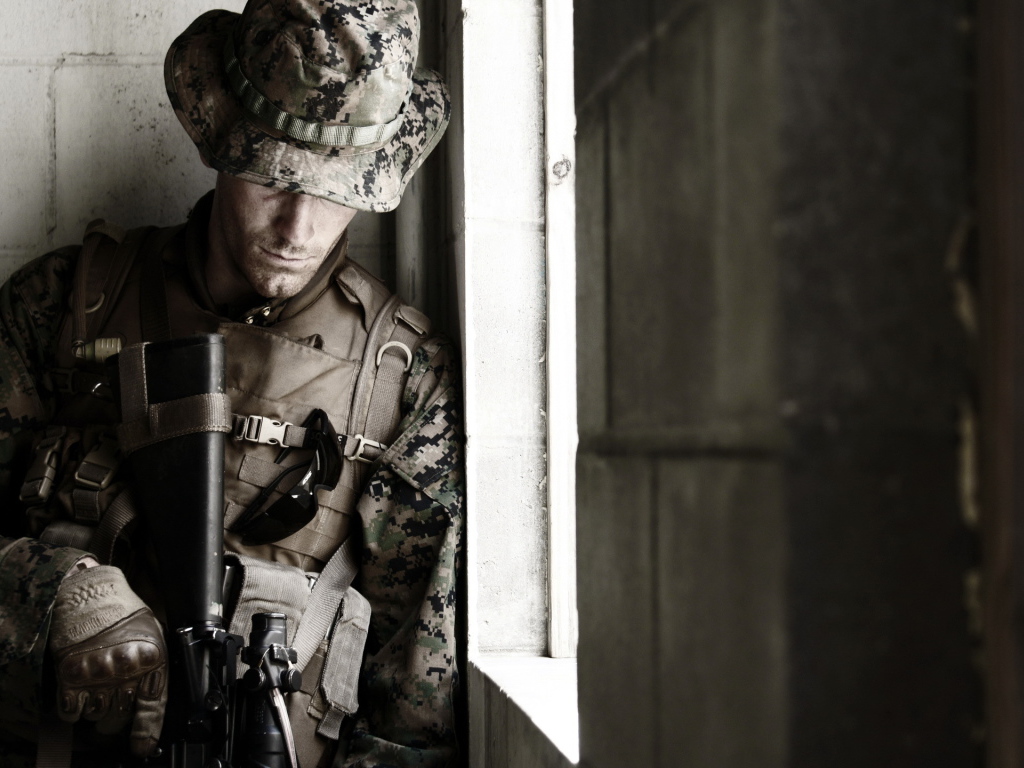 Солдат около окна