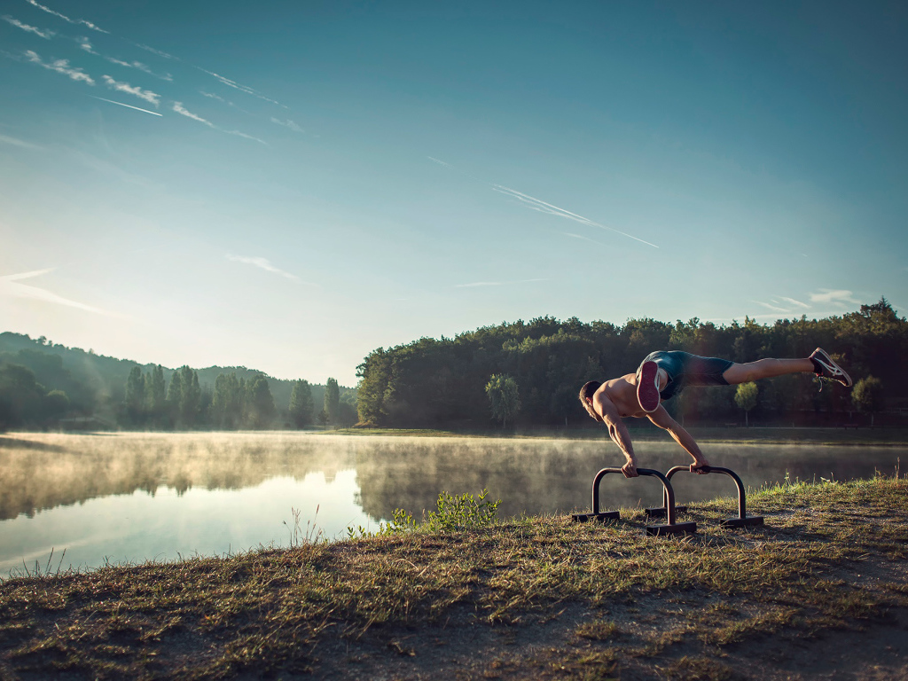 Занятия спортом у озера
