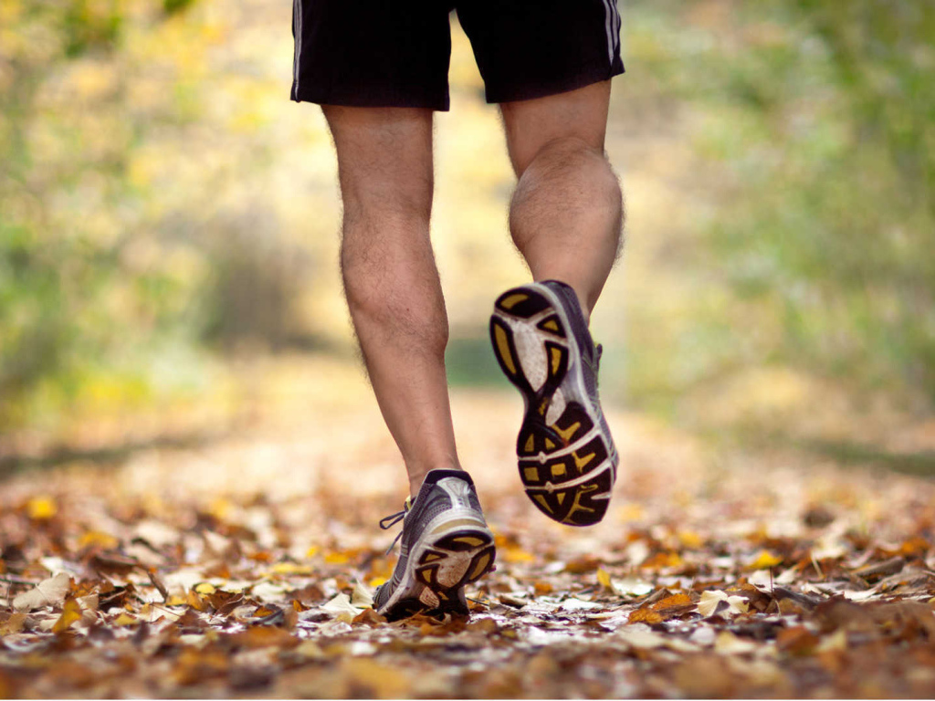 Мужчина в кедах на пробежке