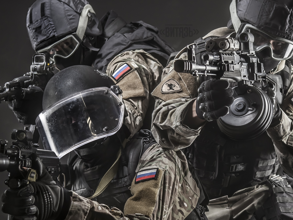 Три бойца спецназа