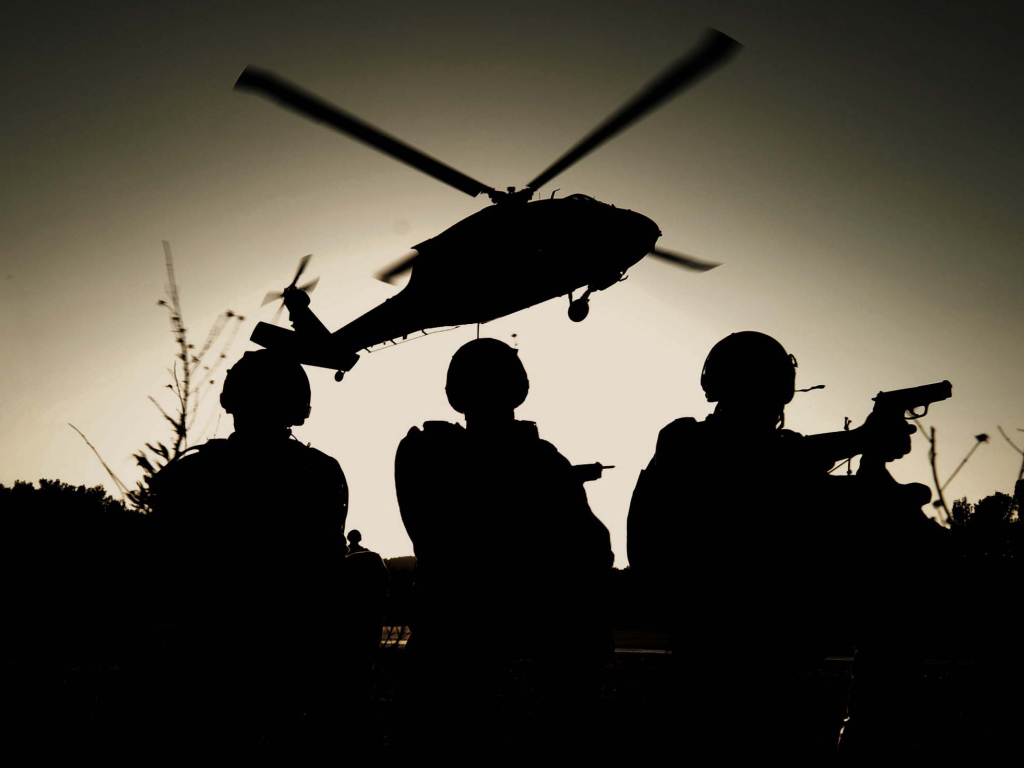 Три спецназовца на фоне вертолета