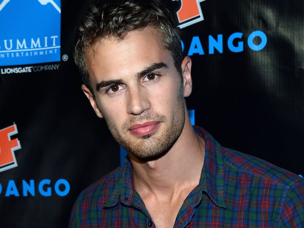 Знаменитая Кинозвезда Тео Джеймс