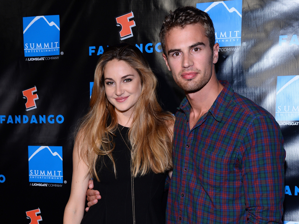 Популярная Кинозвезда Тео Джеймс