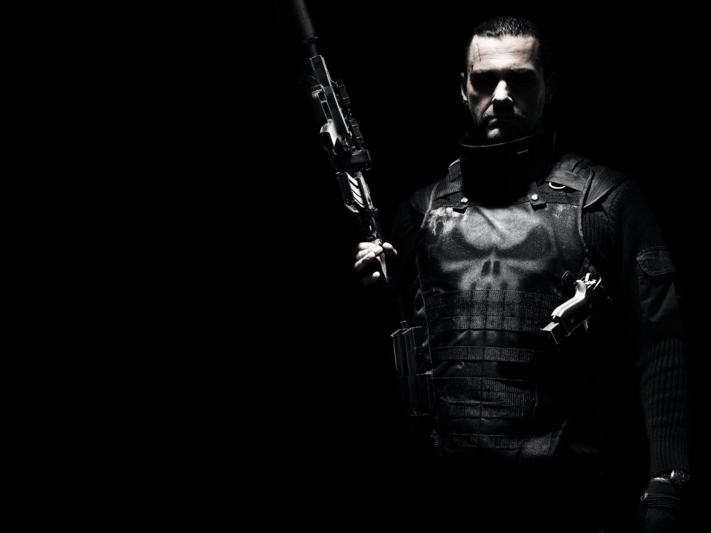 Рэй Стивенсон с оружием