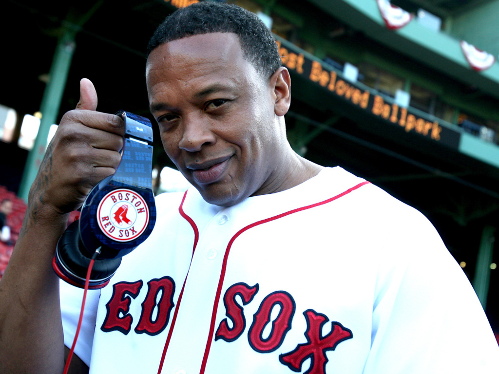 Др. Дре с наушниками