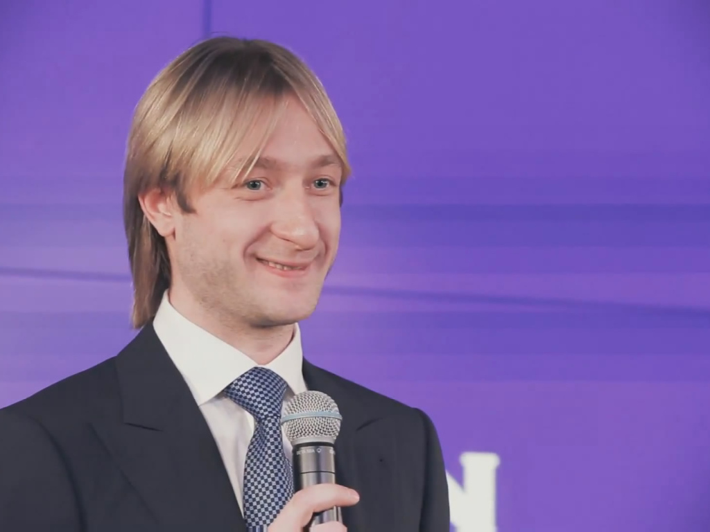 Евгений Плющенко с микрофоном