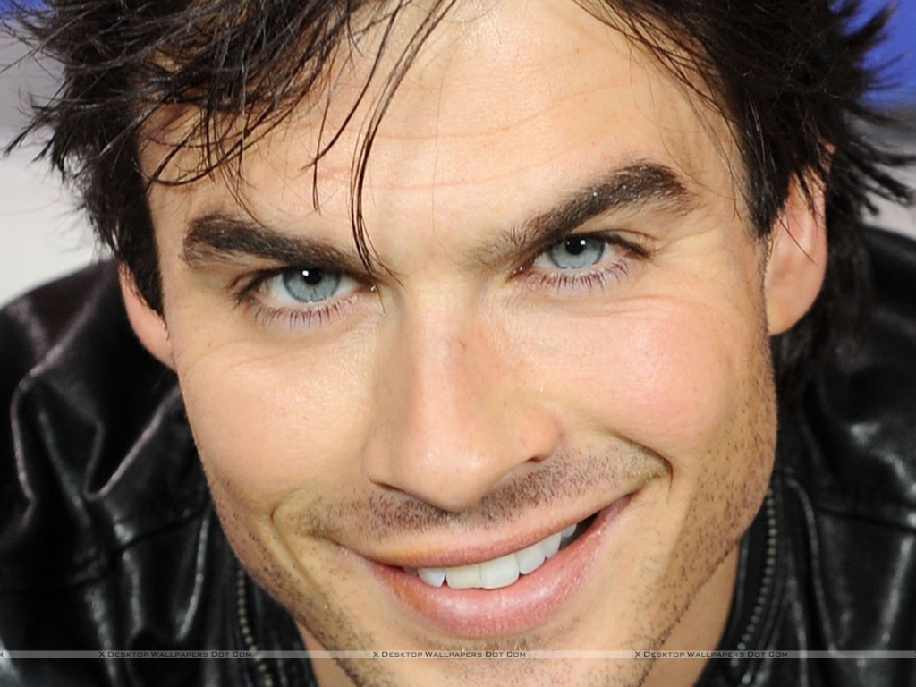 Йен Сомерхолдер улыбается