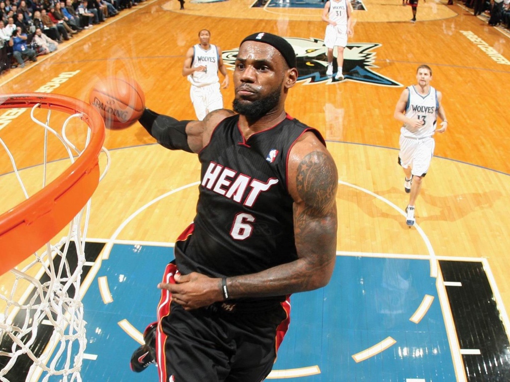 Леброн Джеймс на баскетбольной площадке