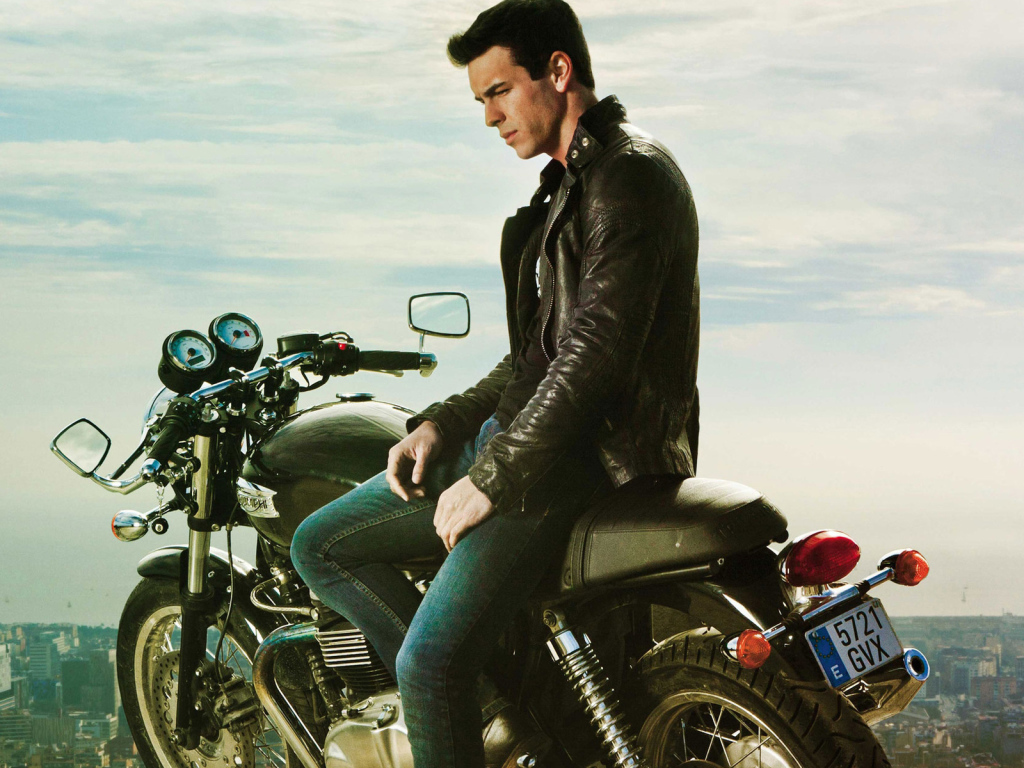 Марио Касас и мотоцикл