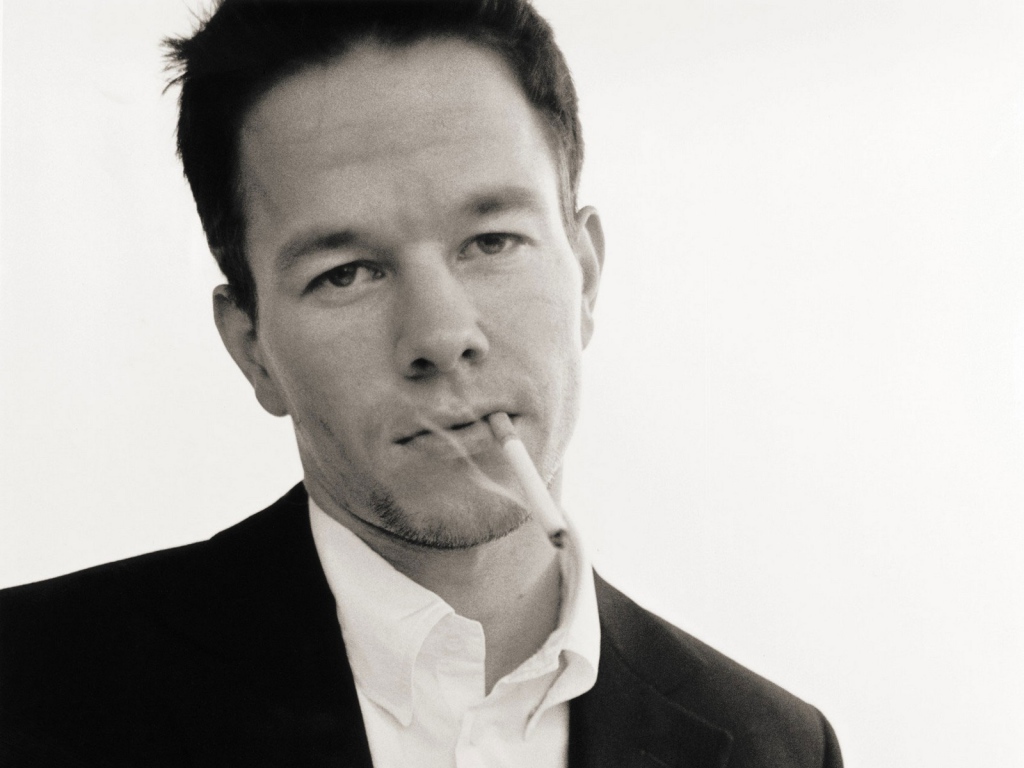 Марк Уолберг курит