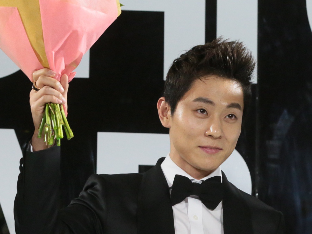 Виктор Ан в смокинге