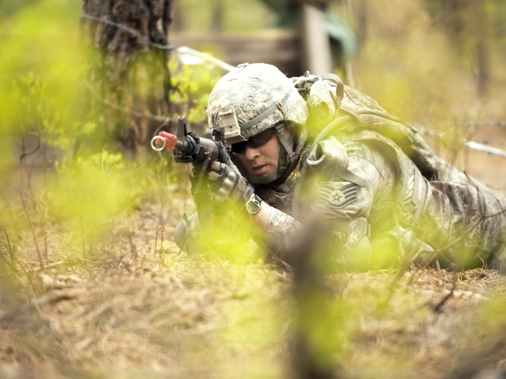 Солдат с автоматом