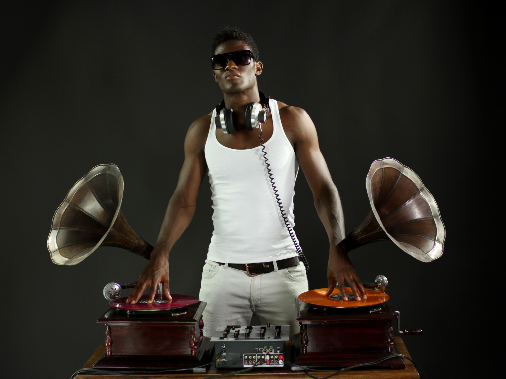 Темнокожий диджей