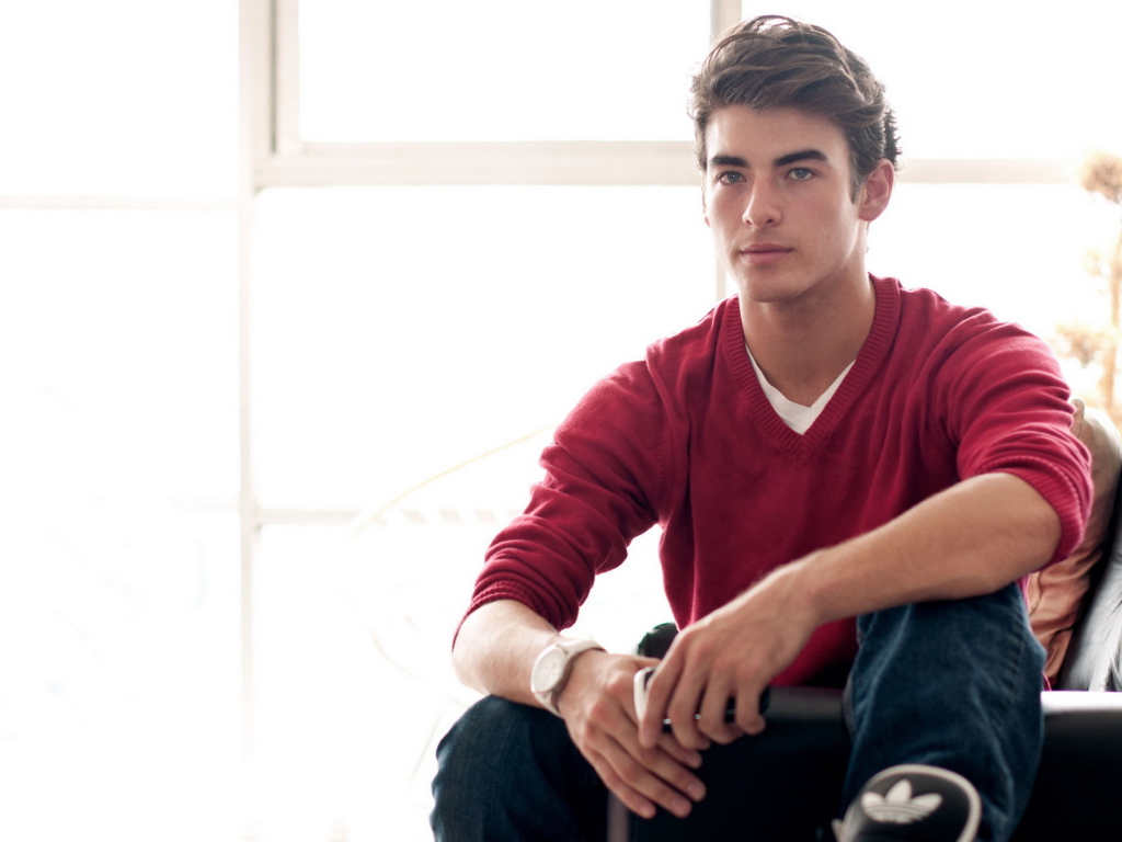 Портрет парня у окна