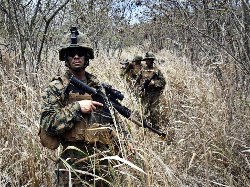 Солдаты с оружием на войне