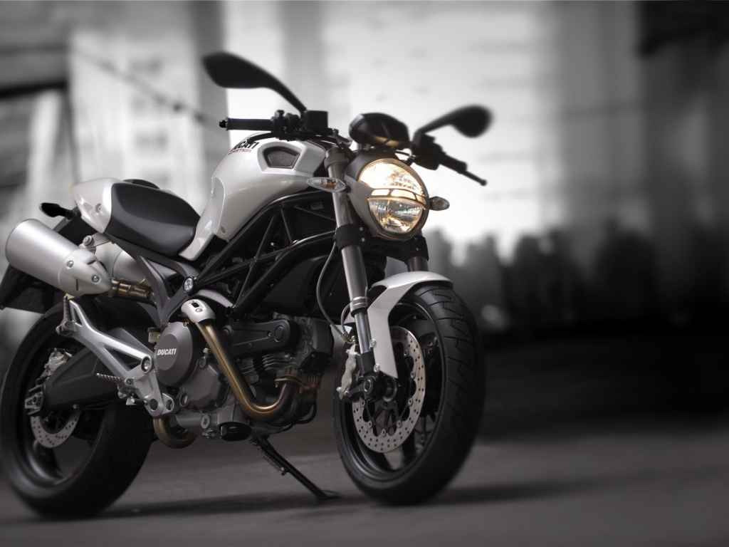 Красивый мотоцикл Ducati Monster 1200