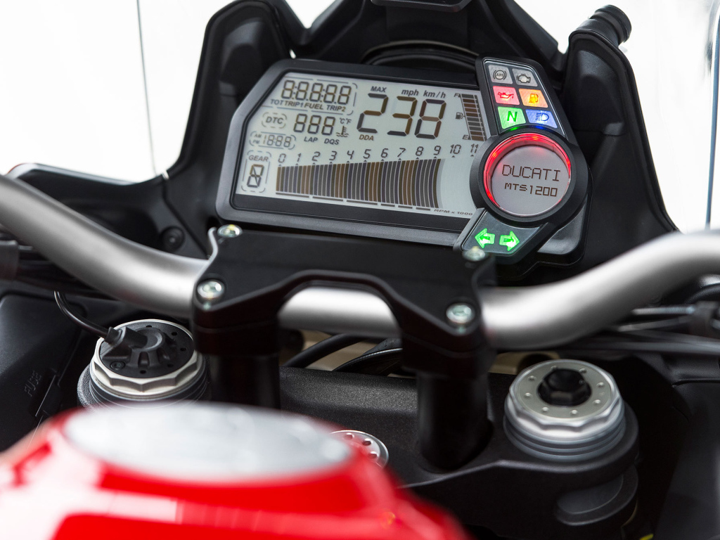 Красивый мотоцикл Ducati Multistrada 1200 S Granturismo