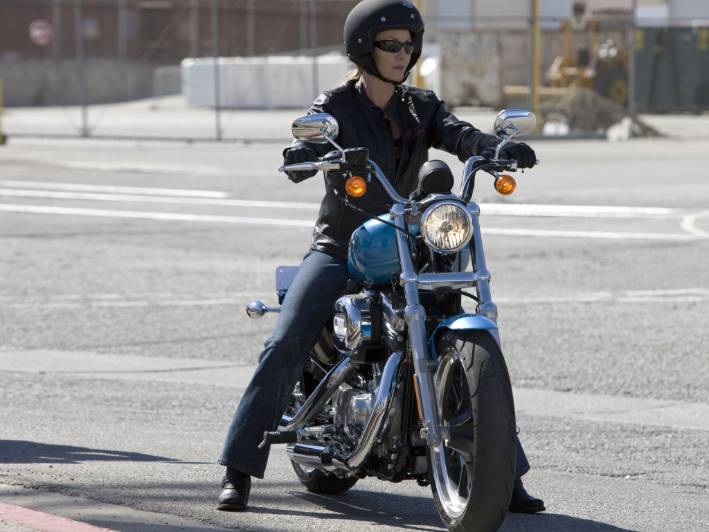 Красивый мотоцикл Harley-Davidson XL 883L Sportster