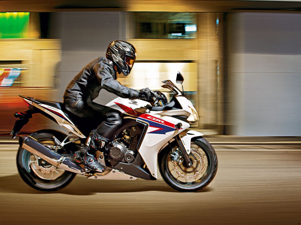 Красивый мотоцикл Honda CBR 500 R