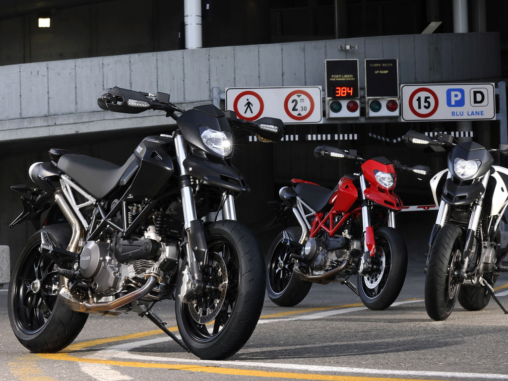Красивый мотоцикл в москве Ducati Hyperstrada
