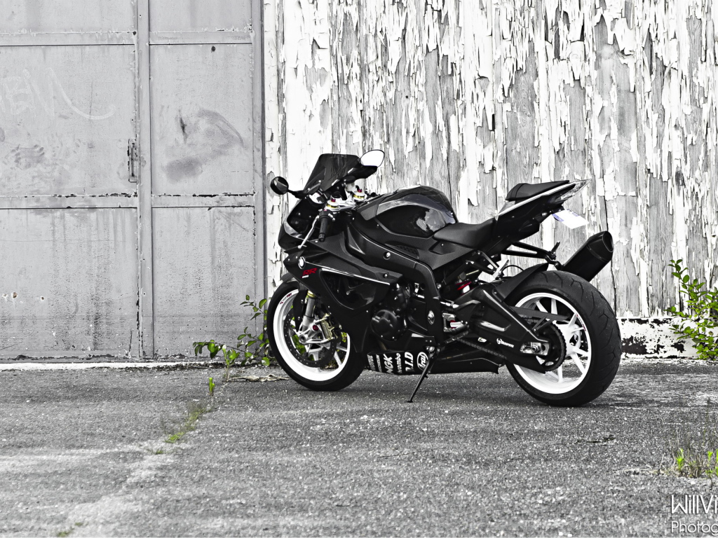 Черный гоночный мотоцикл