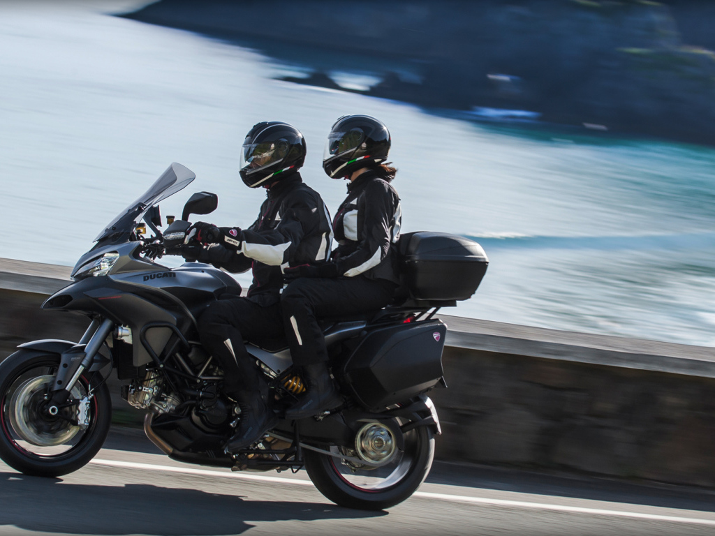 Быстрый мотоцикл Ducati Multistrada 1200 S Granturismo