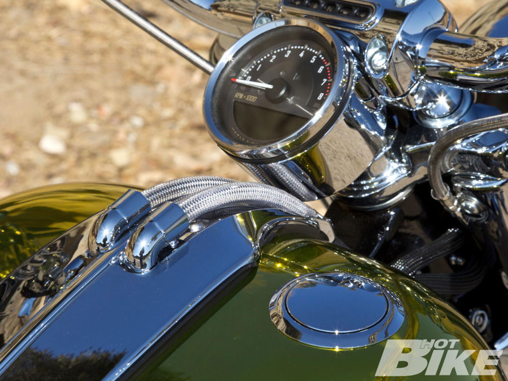 Быстрый мотоцикл Harley-Davidson CVO Breakout