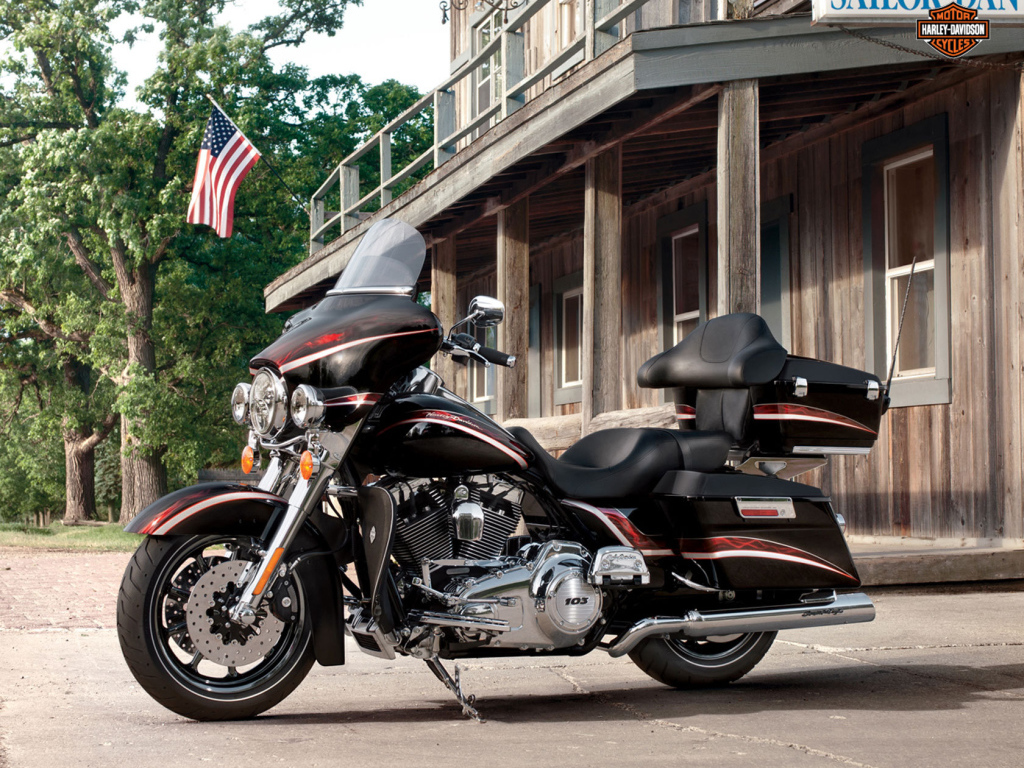 Быстрый мотоцикл Harley-Davidson CVO Electra Glide Ultra Classic