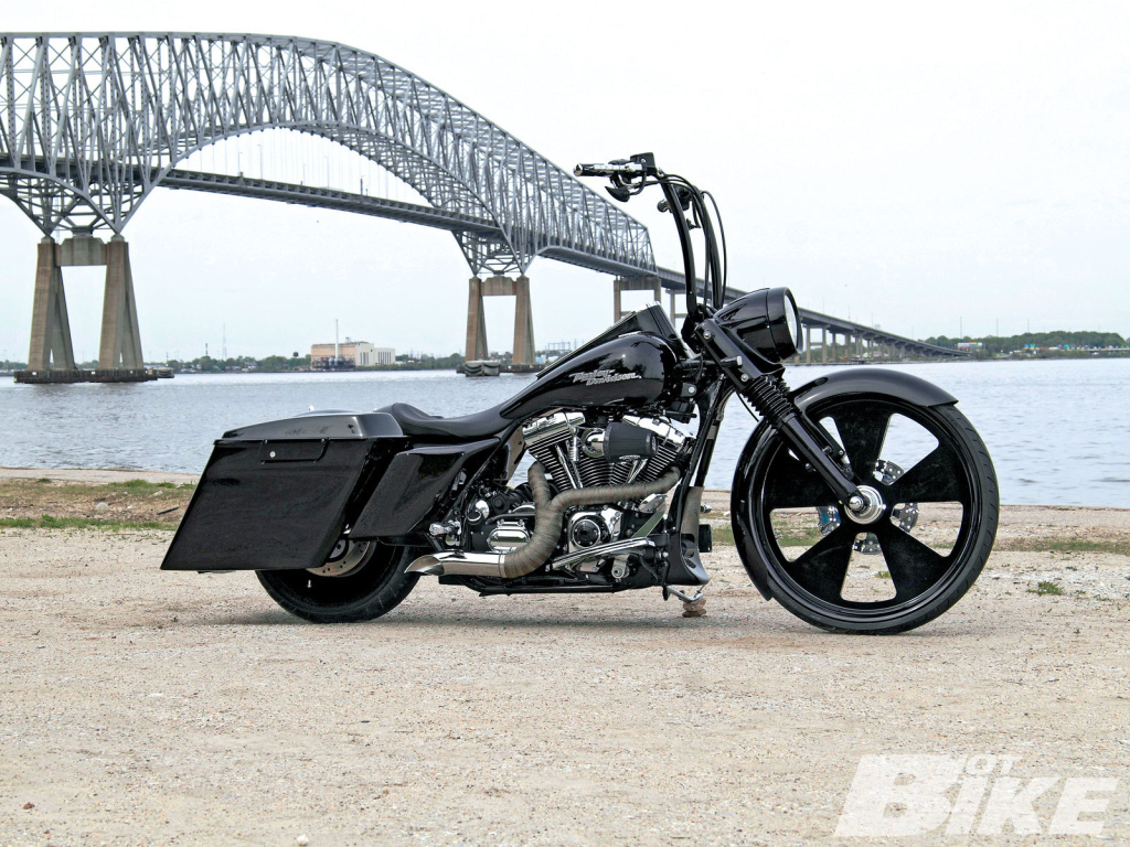 Быстрый мотоцикл Harley-Davidson Road King Anniversary Edition