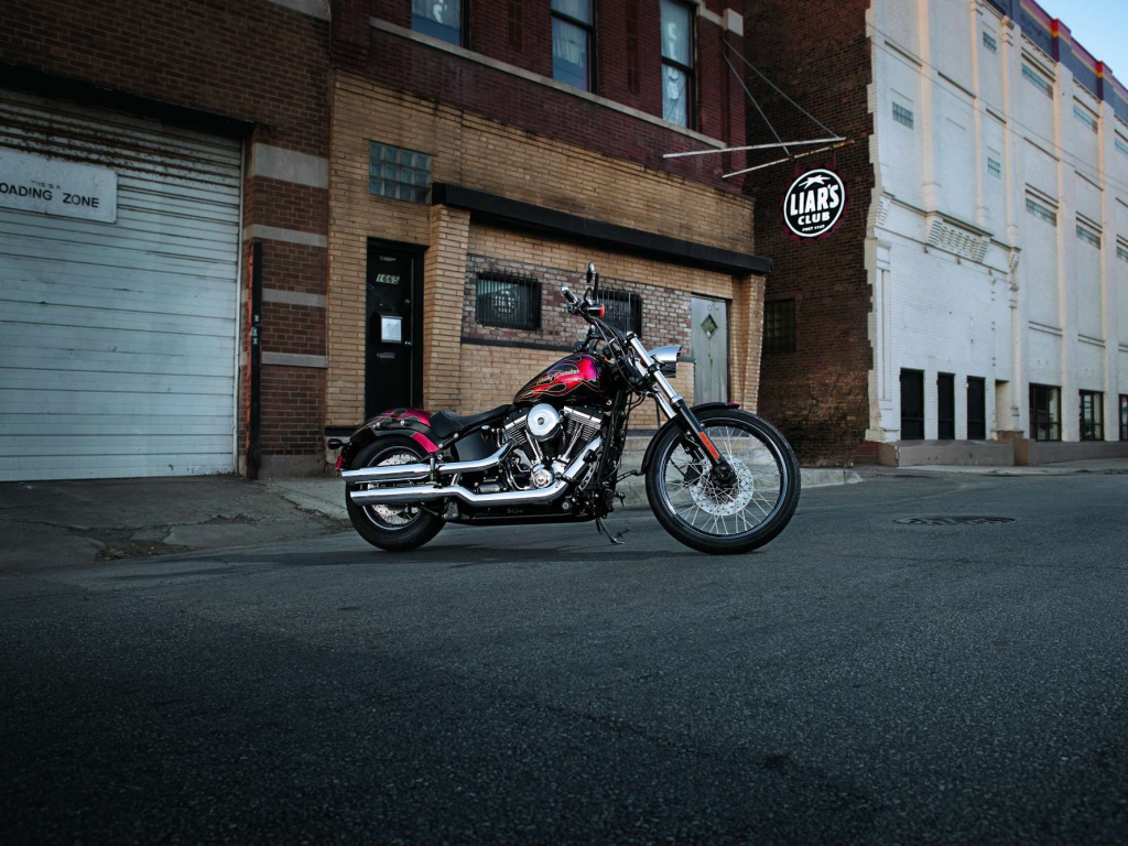 Быстрый мотоцикл Harley-Davidson Softail Blackline