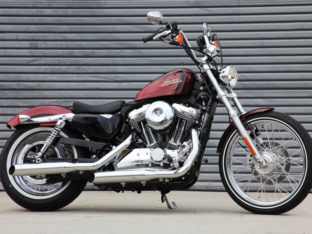 Быстрый мотоцикл Harley-Davidson XL 1200V Sportster Seventy-Two