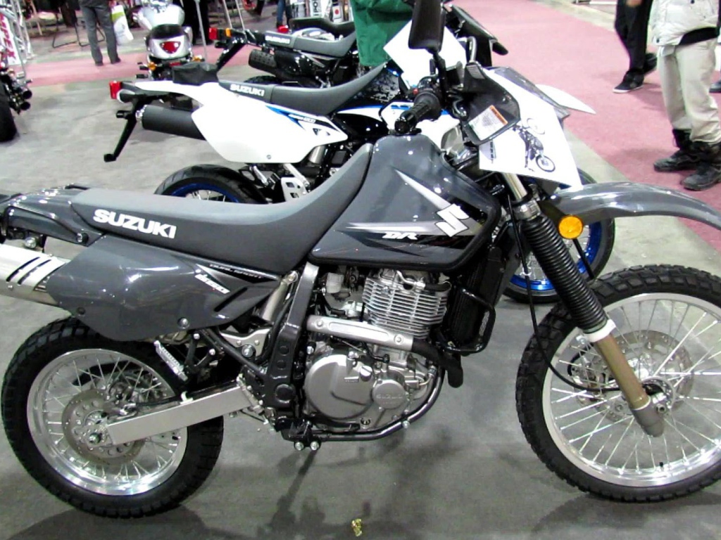 Быстрый мотоцикл Suzuki DR 650 SE