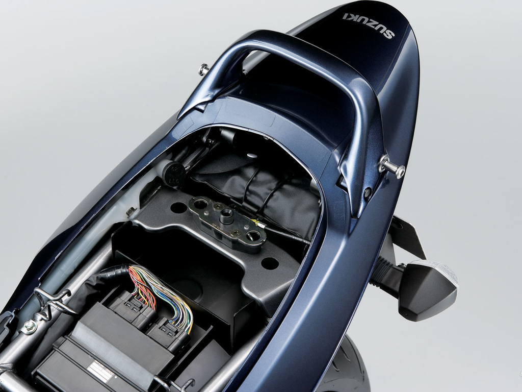 Быстрый мотоцикл Suzuki GSF 1250 S