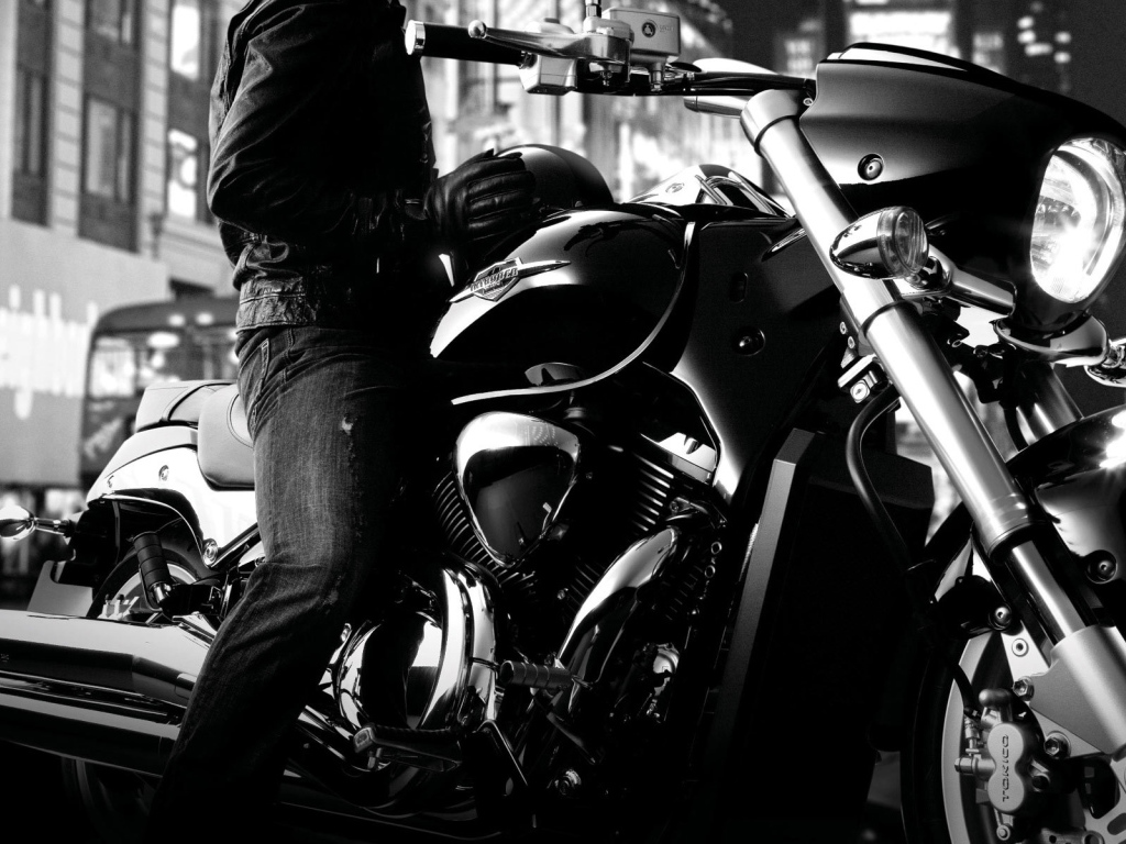 Быстрый мотоцикл Suzuki Intruder M1500