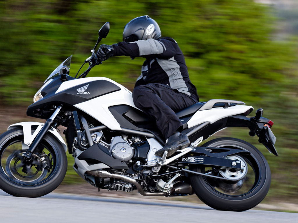 Быстрый мотоцикл Honda NC 700 X