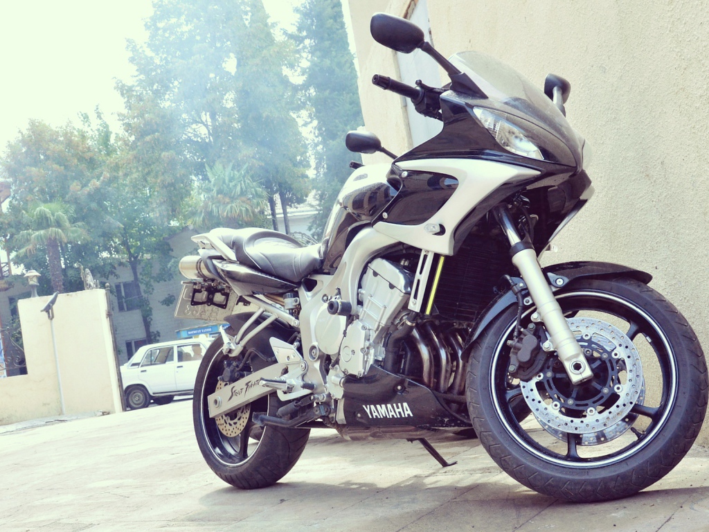 Современный мотоцикл Yamaha