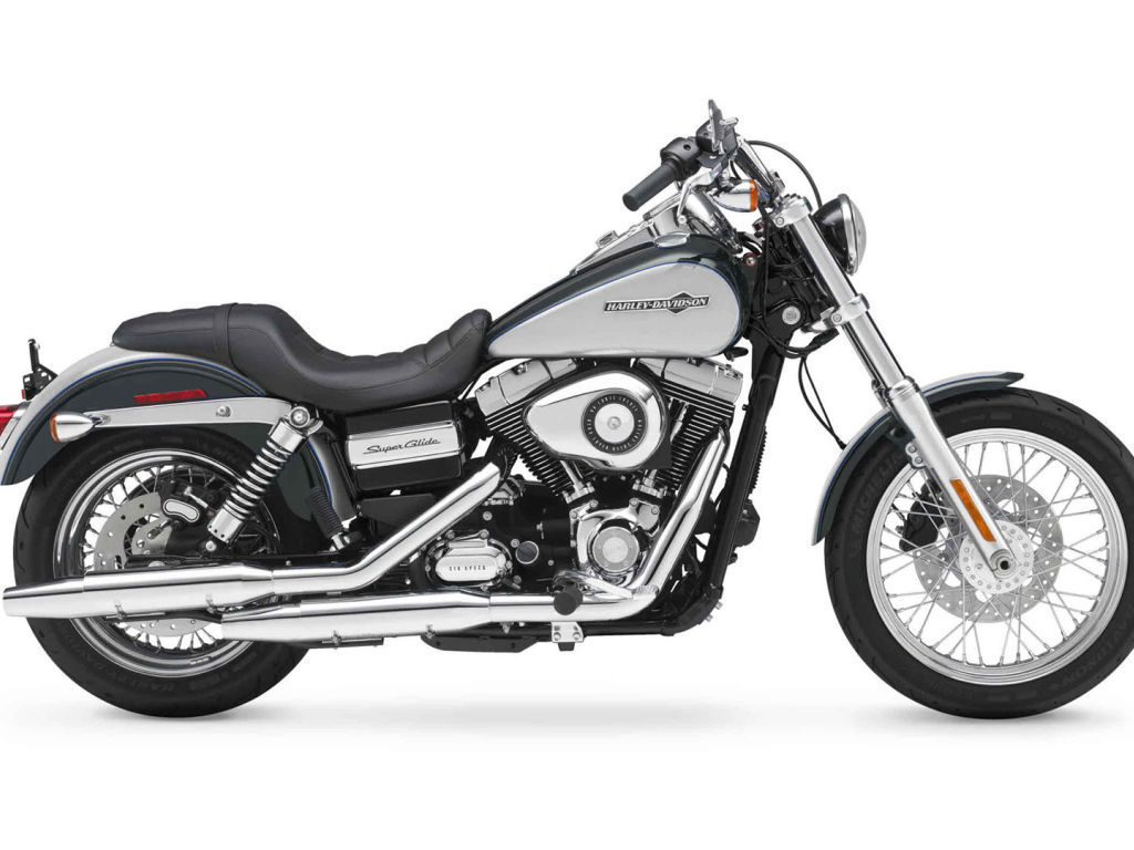 Мотоцикл модели Harley-Davidson Dyna Super Glide Custom