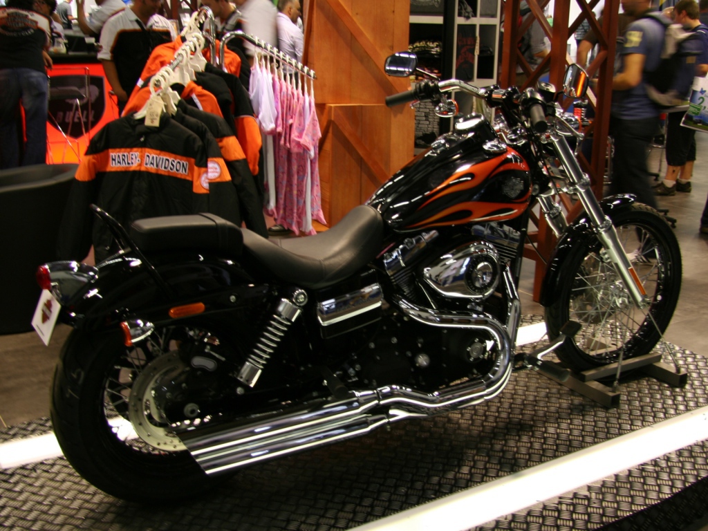Мотоцикл модели Harley-Davidson Dyna Wide Glide