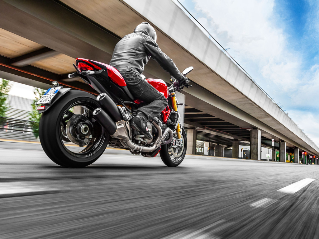 Новый мотоцикл на дороге Ducati Monster 1200