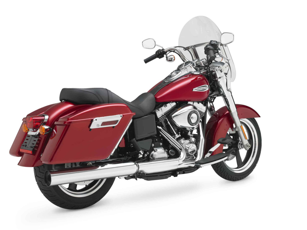 Новый мотоцикл на дороге Harley-Davidson Dyna Switchback