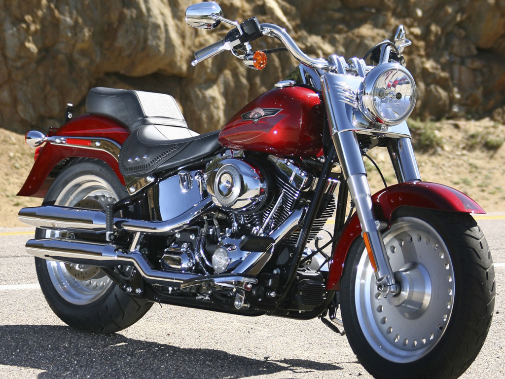 Новый мотоцикл на дороге Harley-Davidson Fat Boy