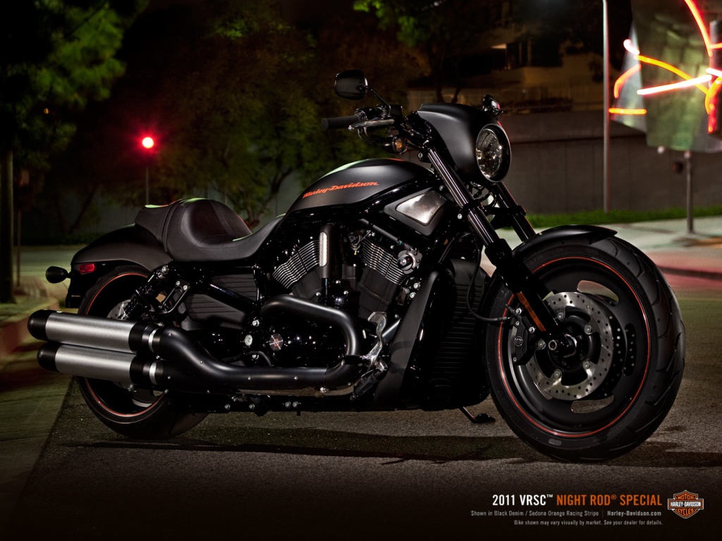 Новый мотоцикл на дороге Harley-Davidson Night Rod Special