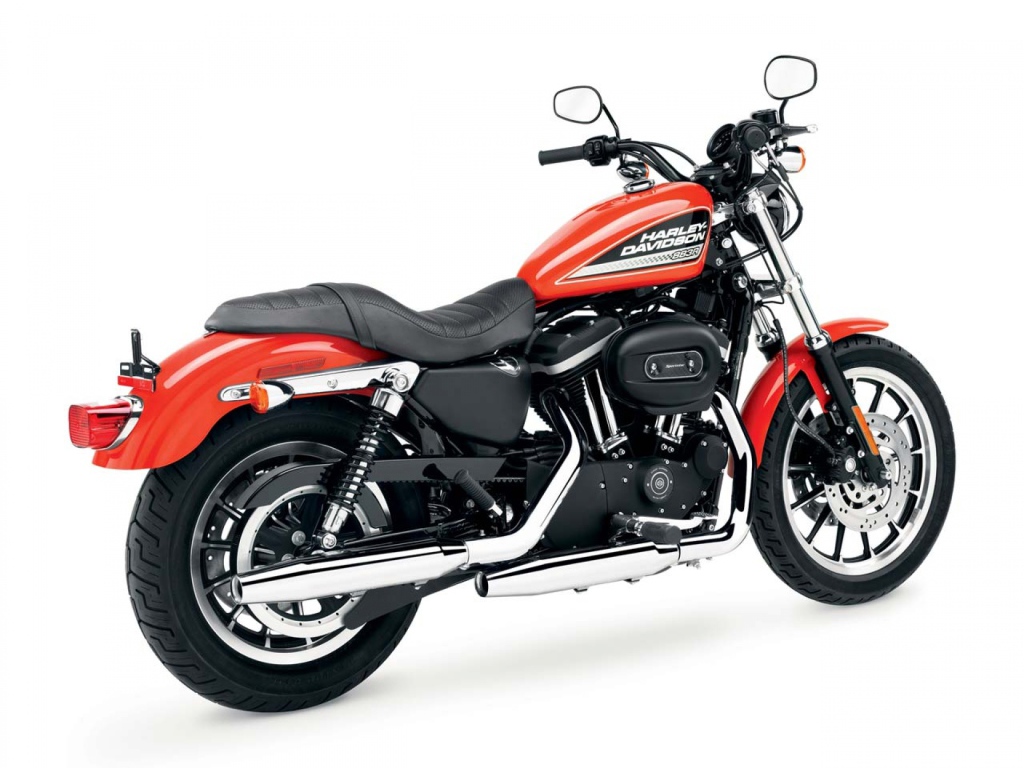 Новый мотоцикл на дороге Harley-Davidson XL 883R Sportster Roadster