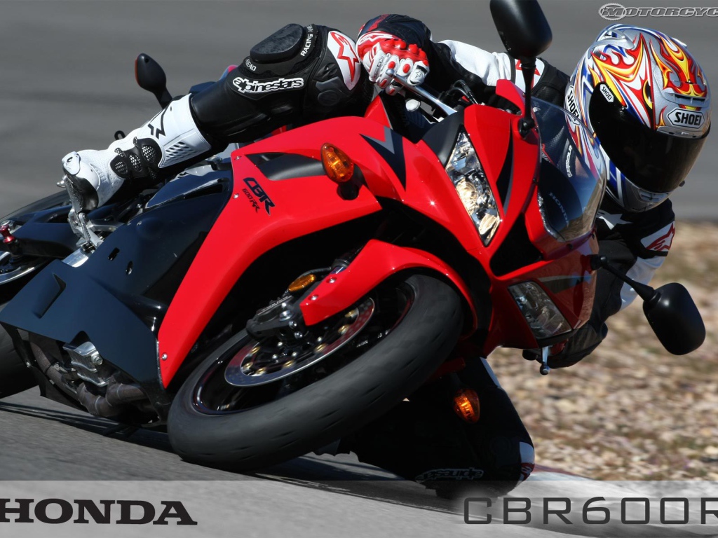 Новый мотоцикл на дороге Honda CBR 600 RR