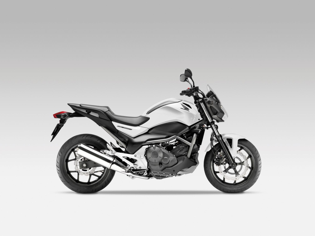 Новый мотоцикл на дороге Honda NC 700 S