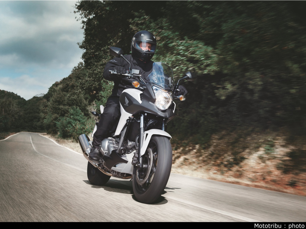 Новый мотоцикл на дороге Honda NC 700 X